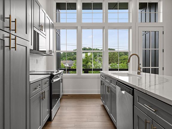 3rd image of 724 Belletrace Cir