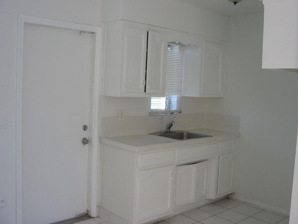 2nd image of 1540 NE 130th St