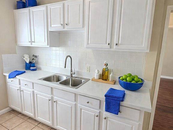 4th image of 2375 Chestnut Ave APT 5