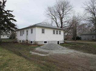 320 Washington St, Hills, IA 52235