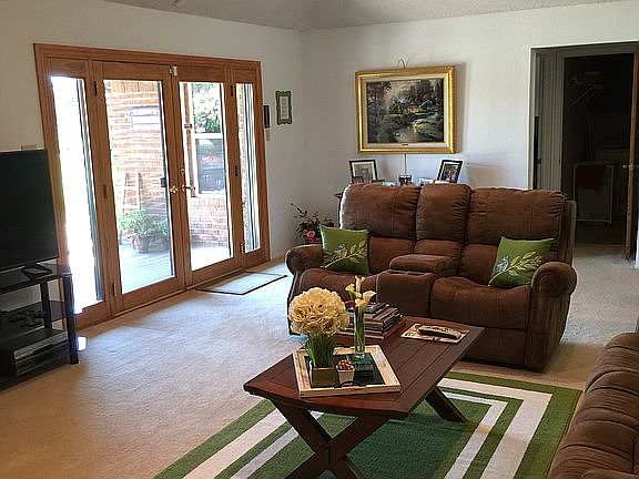 2nd image of 33 Hoylake Dr