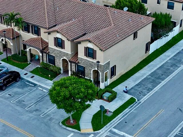 3 bed, 2.5 bath, 1545 sqft, $3,200 — Photo 4
