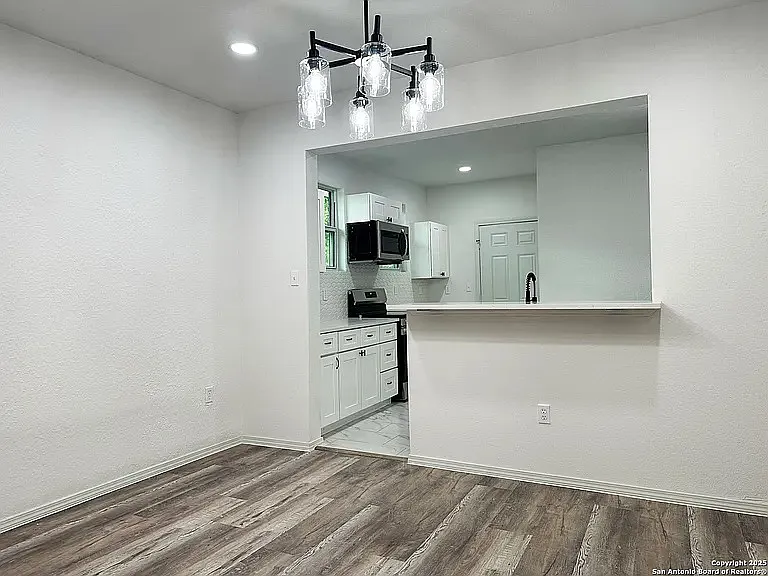 325 Robert E Lee St — Photo 3