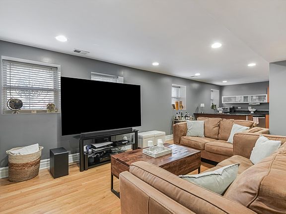 2nd image of 5063 N Kenmore Ave #G