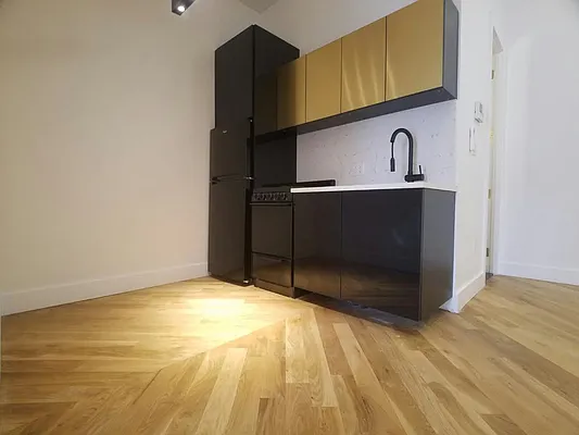 Rented by Evergreen Apartments BK | media 16