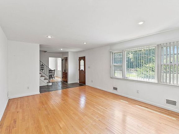 3rd image of 211 Windsor Rd