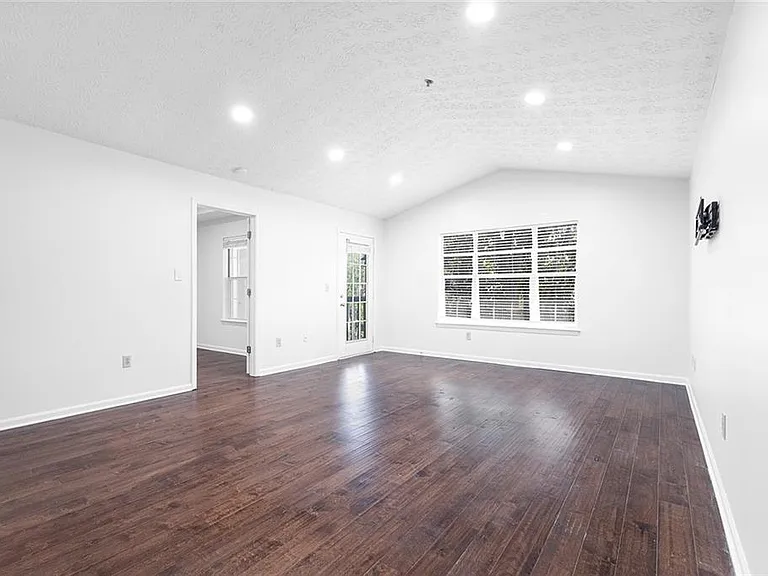 232 Bentley Pl — Photo 3