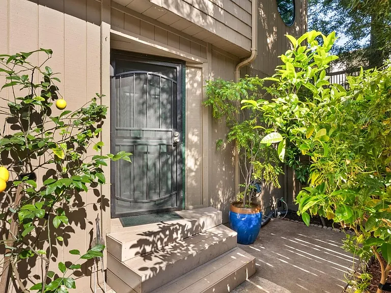 386 Union Ave — Photo 2