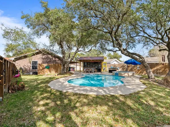 1016 Redwood Ave, Rockport, TX 78382