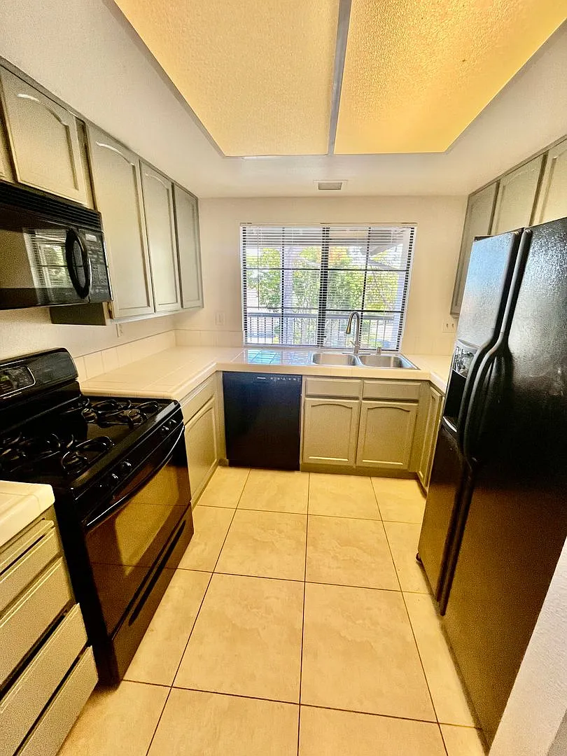 Beautiful double Master bedroom townhome with 2 car garage , in unit laundry, and a pool — Photo 3
