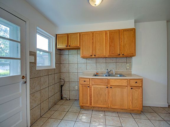 3rd image of 934 N Prairie Ave