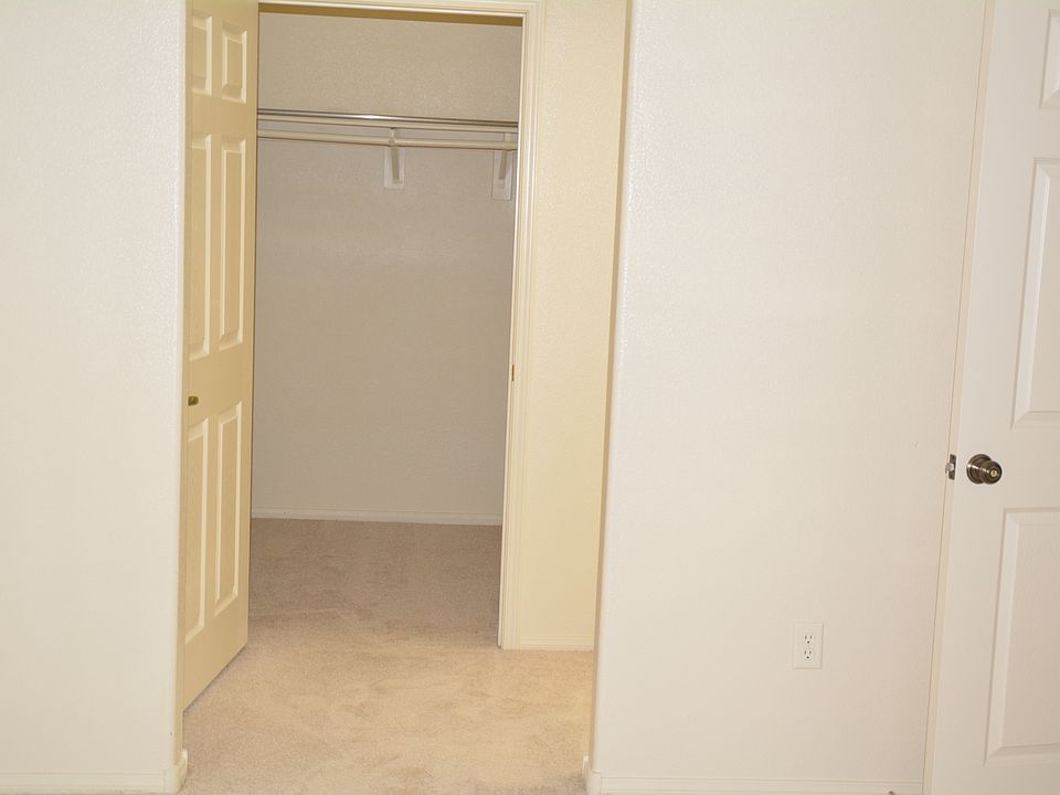 Master Bedroom Walking Closet