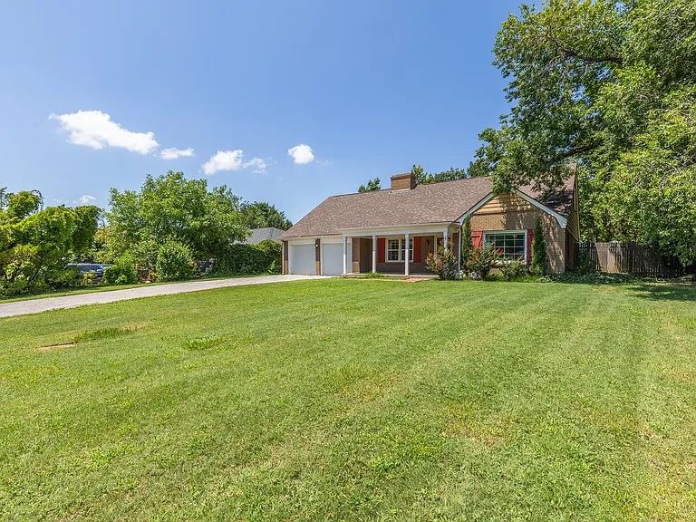 1101 Glenwood Ave — Photo 2