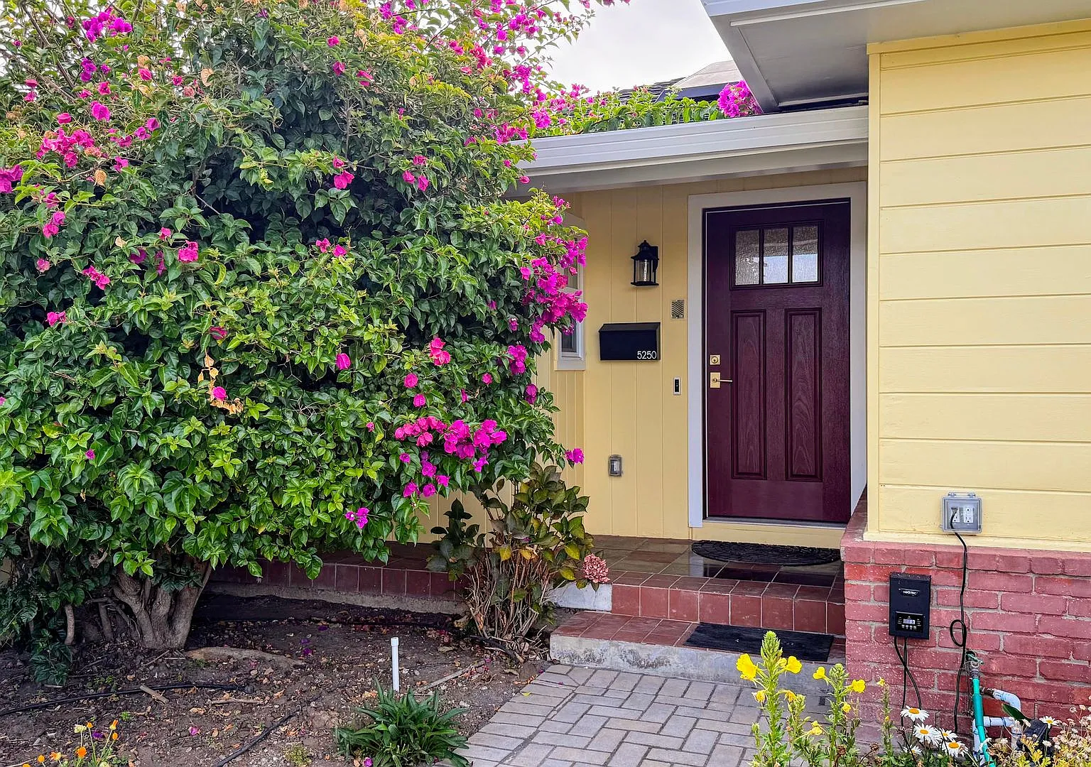 3BD/3BA - Beautifully Remodeled Glenmoor Home with Sparkling Pool and 2 Car Garage — Photo 3