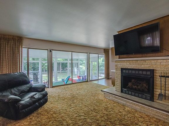 3rd image of 1459 Frederick Ct