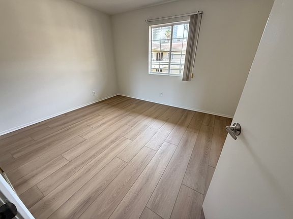 4th image of 715 S Oxford Ave #0