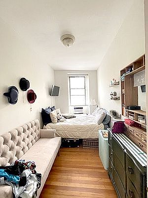 4th image of 151 W 76th St #2R