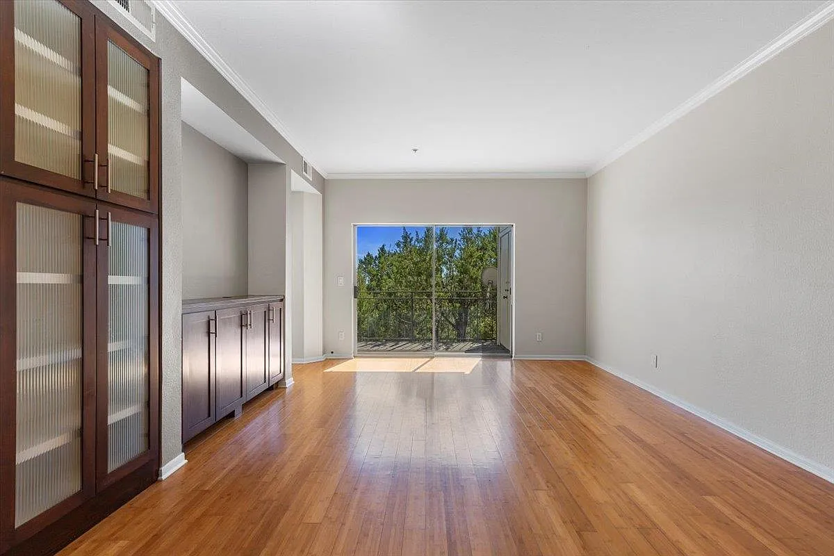 2 bed, 2.0 bath, 918 sqft, $1,750 — Photo 2
