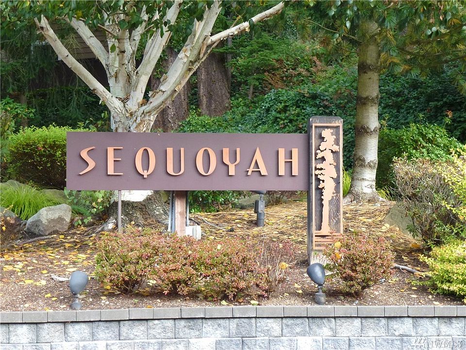 Beautiful, Completely updated, corner, end unit with lots of sunny windows!