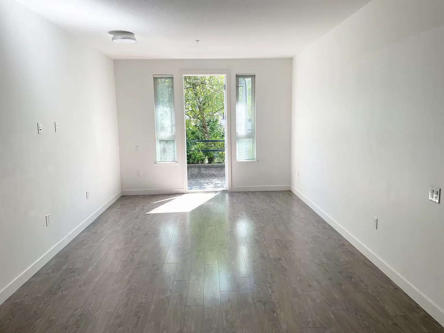 2 bed, 973 sqft, $2,600 — Photo 2