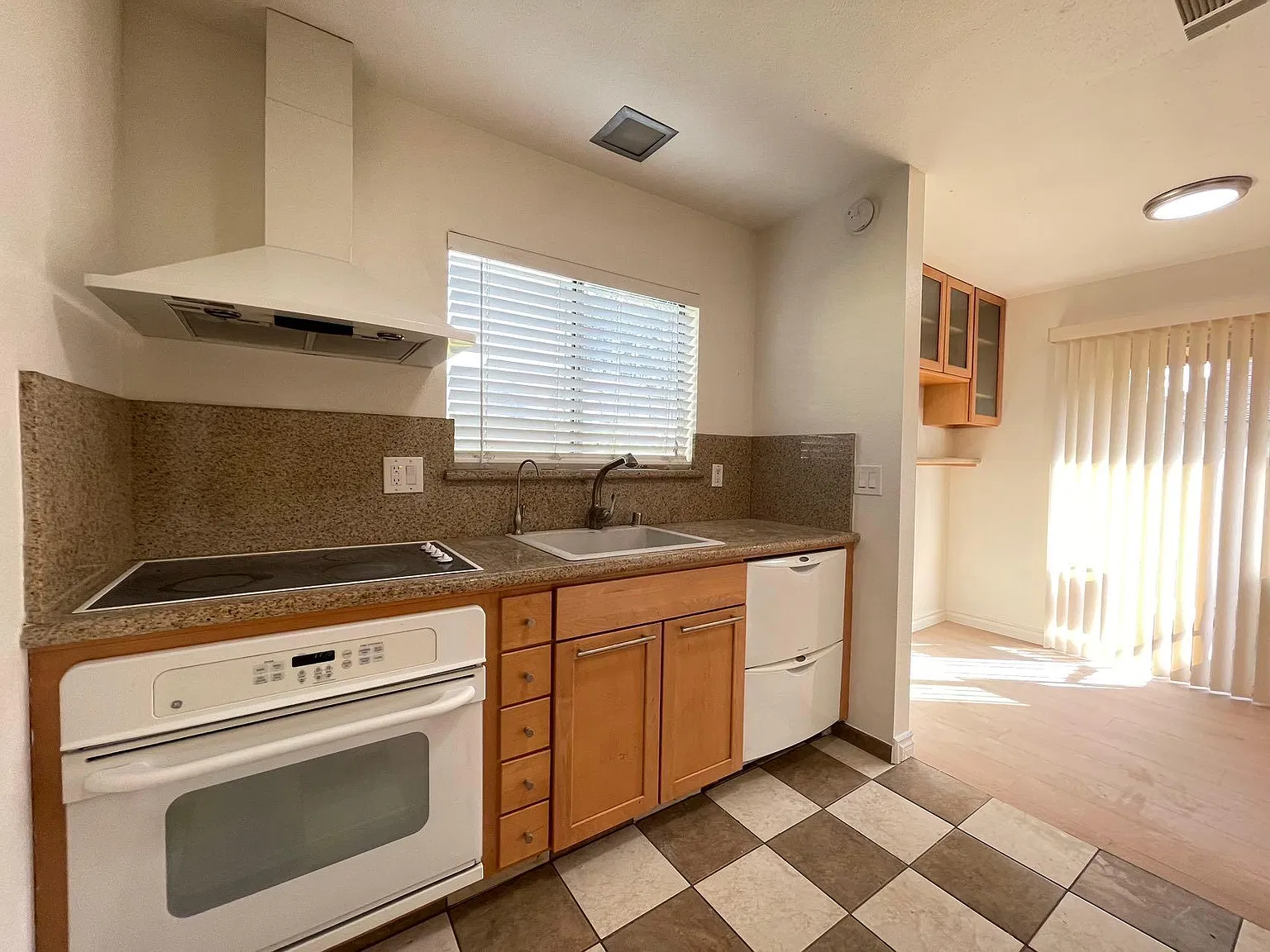 2 bed, 820 sqft, $2,500 — Photo 4