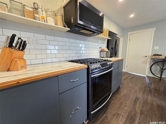 3rd image of 227 10th AVENUE NW