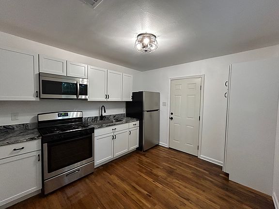 3rd image of 1015 Edwards St