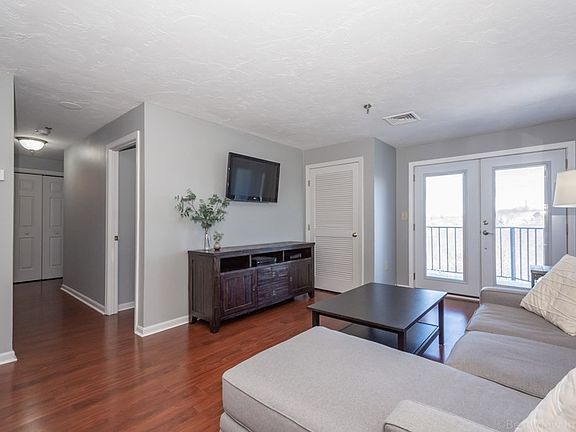 5th image of 230 Willard St Unit 604