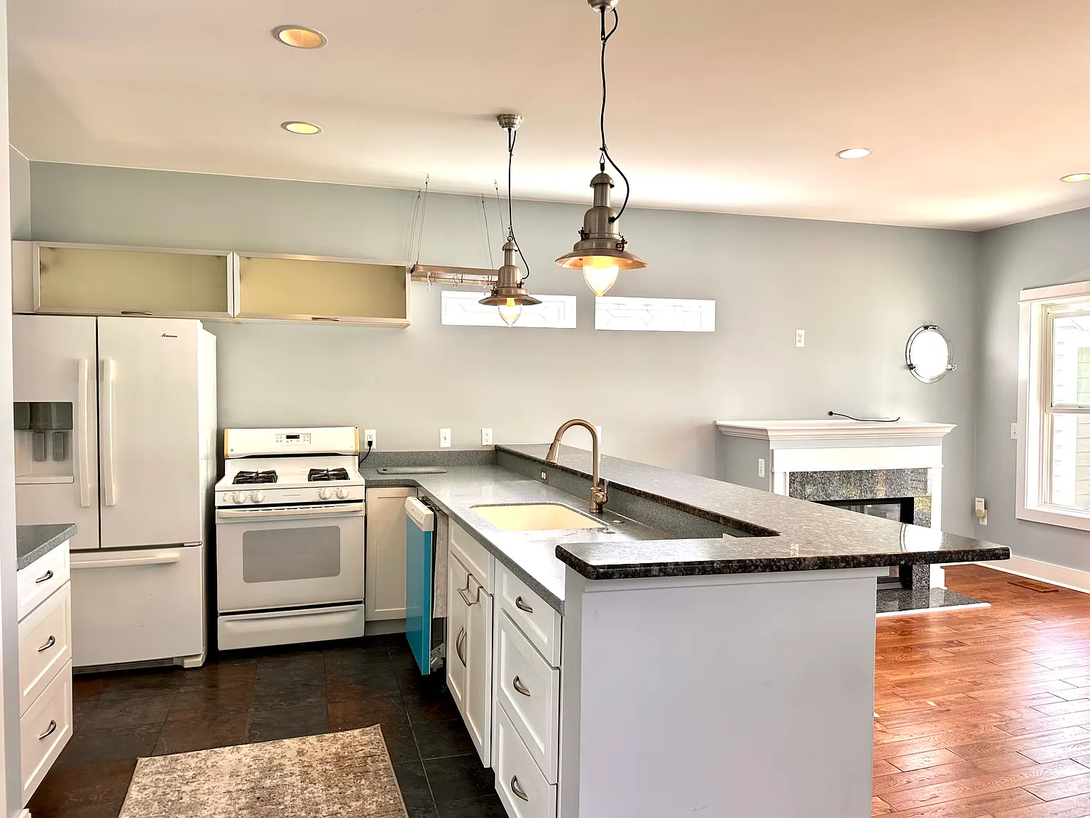 4 bed, 1900 sqft, $2,700 — Photo 3