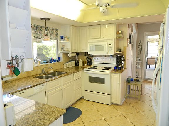 4th image of 2849 SE Pine Valley St