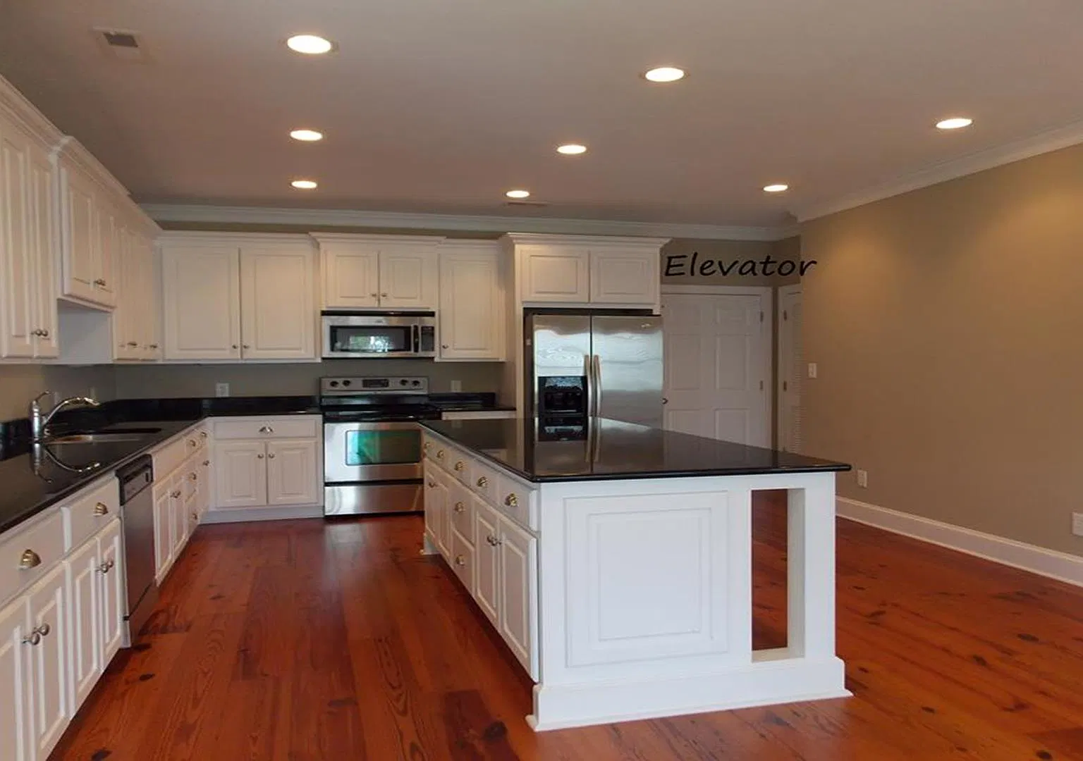 3 bed, 2.5 bath, 1950 sqft, $2,500 — Photo 2