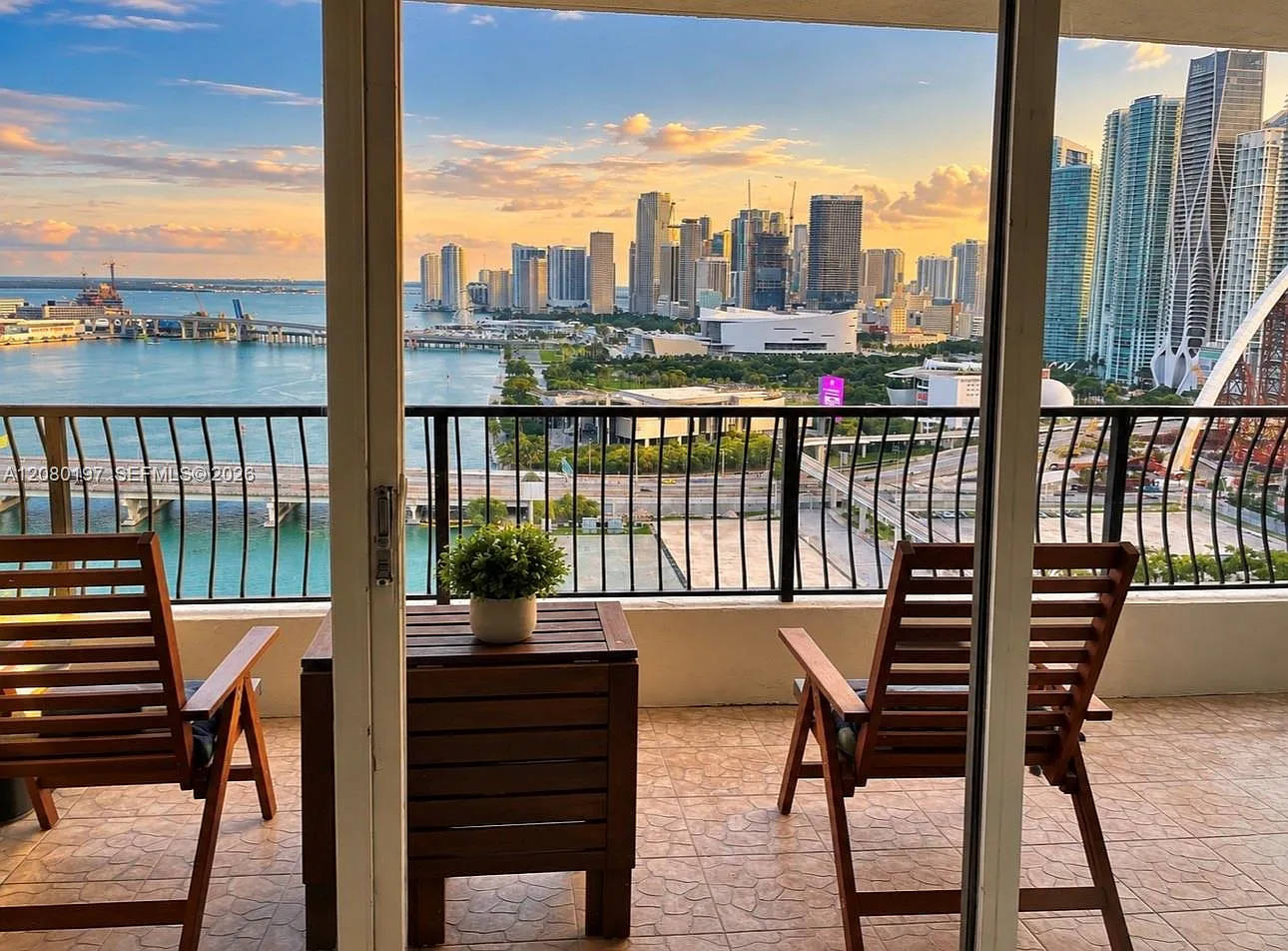 Venetia Condo — Photo 1