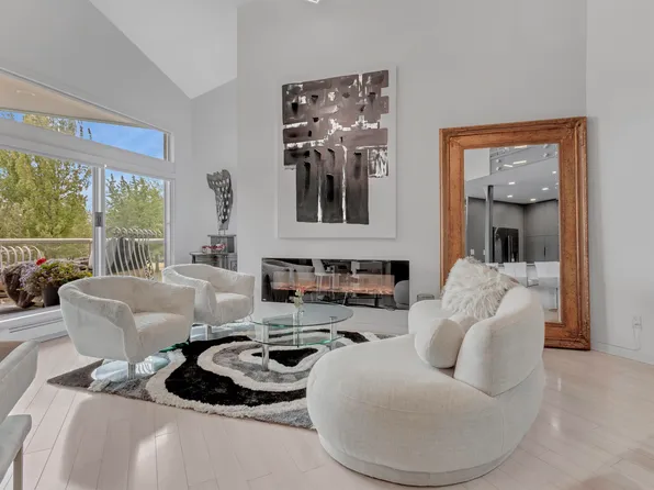 33 Chesterfield Pl #1306, North Vancouver, BC V7M 3K4