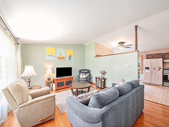 3rd image of 5052 Greenacres Dr SE