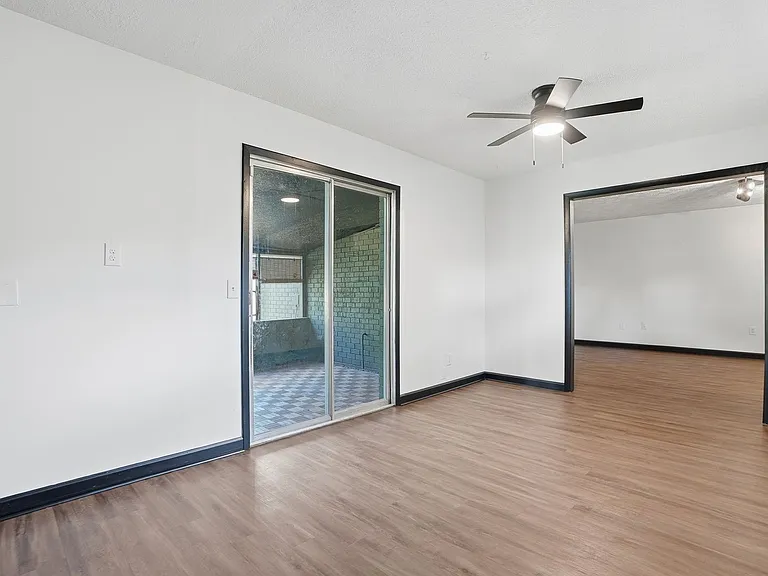 703 Pineview Ct — Photo 16