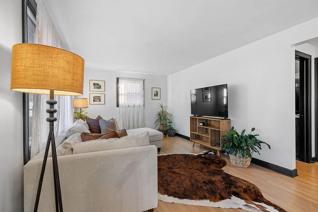 3 bed, 2215 sqft, $2,950 — Photo 3