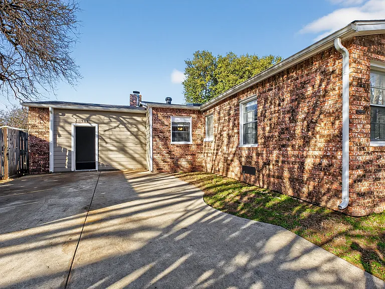 701 Harrison Ln — Photo 29