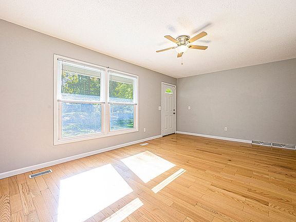 4th image of 1721 Chandler Ave