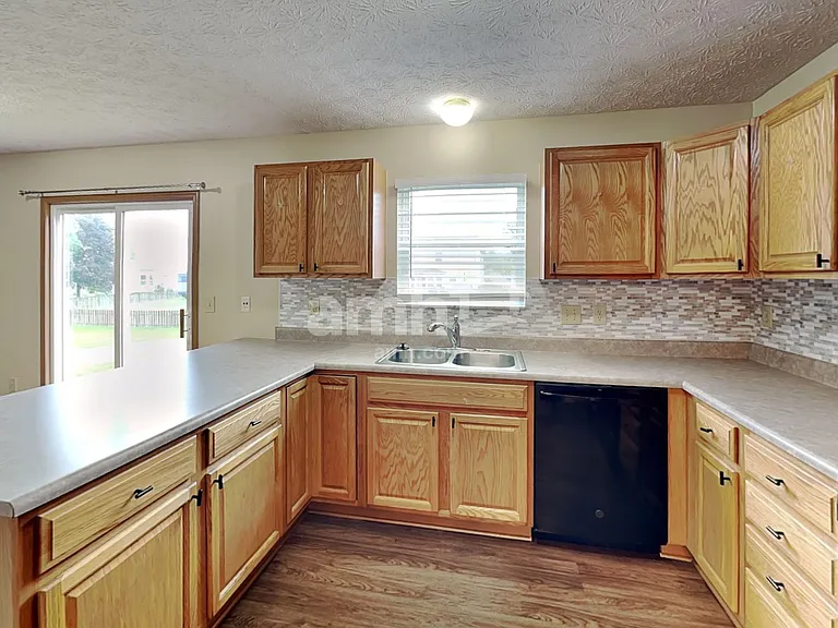 452 Crestmoore Dr — Photo 3