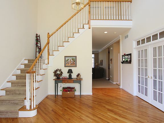 3rd image of 28 Brookview Dr