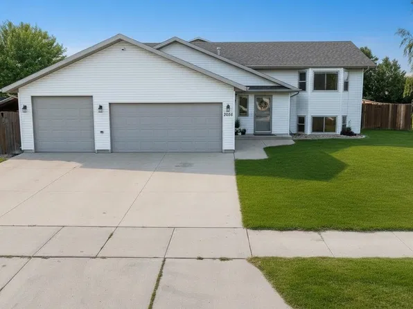3204 15th St SE, Minot, ND 58701