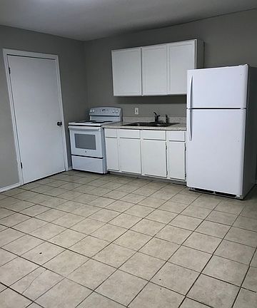 3rd image of 932 Thompson Pl