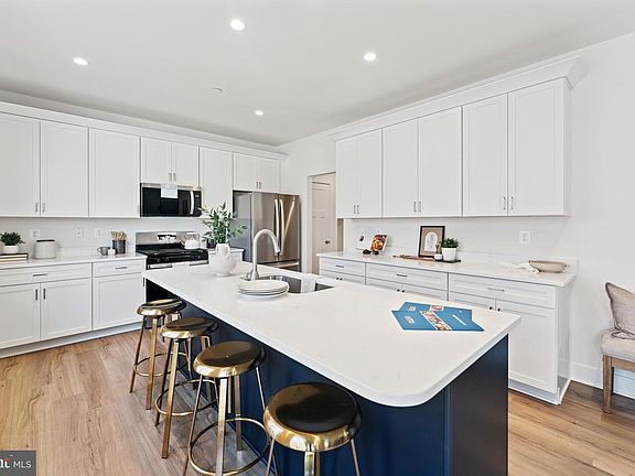 2nd image of 118 Overlea Dr E