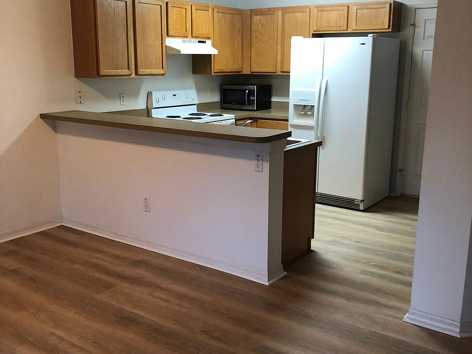 Fridge, microwave, stove, dishwasher, pantry.