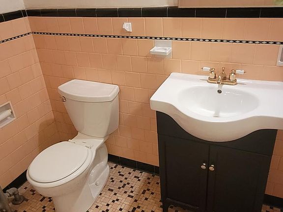 Large bathroom, complete with vintage details.