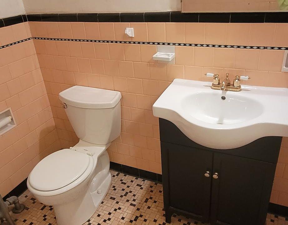 Large bathroom, complete with vintage details.
