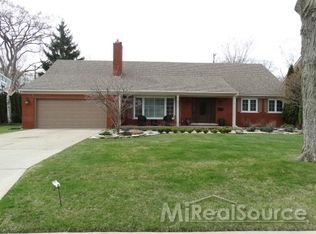 1271 S Oxford Rd, Grosse Pointe Woods, MI 48236