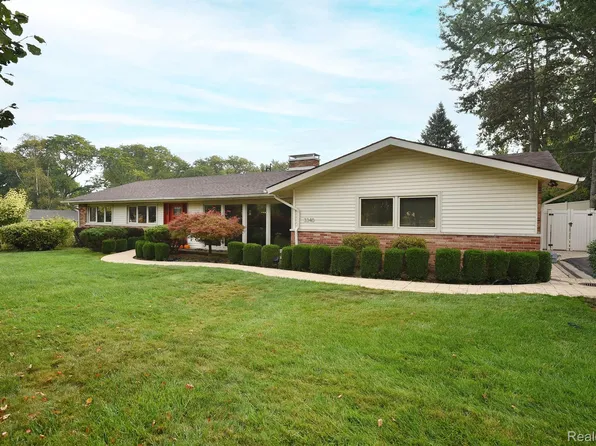 3340 Upton Dr, Troy, MI 48084