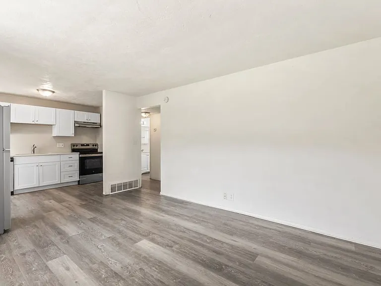 Towne Apartments — Photo 7