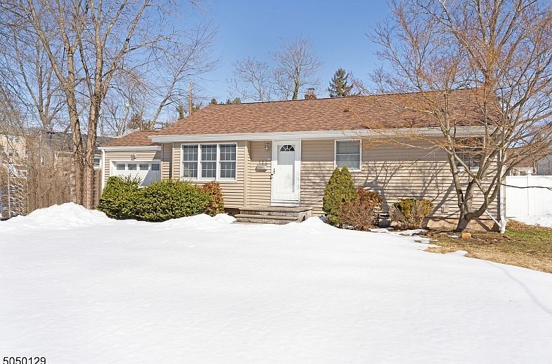 1st image of 122 Sweetbriar Ln